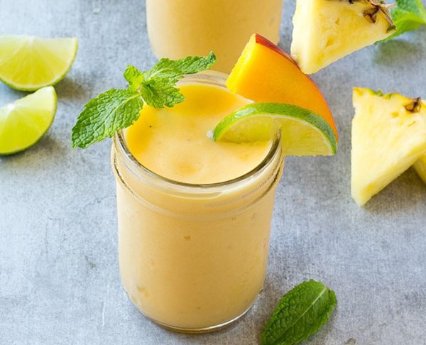 Batido ao Pequeno Almoço de Fruta Tropical no Verão